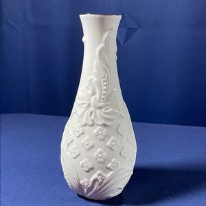 Lenox Grande Minuet Vase With Gold Trim Around The Too Rim